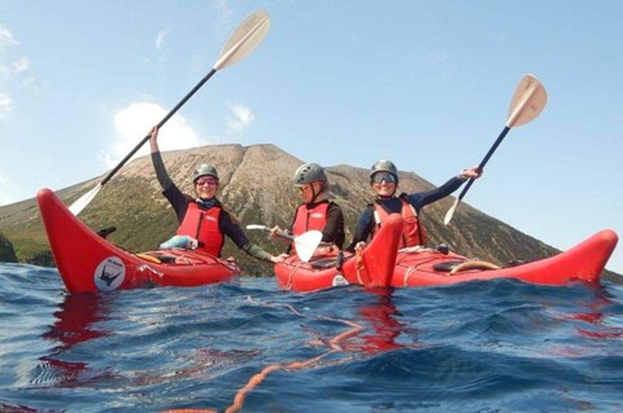Tour privato esplora l'isola di Vulcano in kayak e coasteering