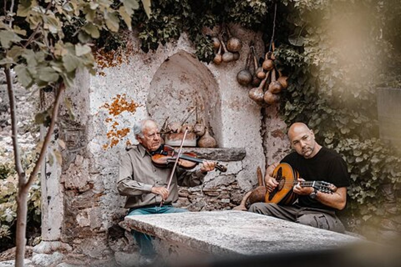 Esperienza culinaria con musica dal vivo e danza tradizionale a Naxos