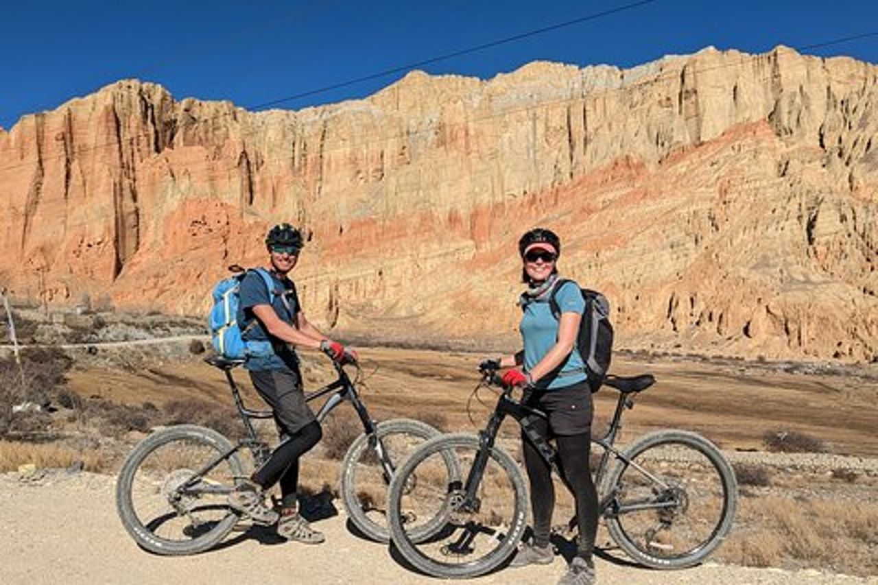Tour privato di avventura in mountain bike nella valle di Pokhara