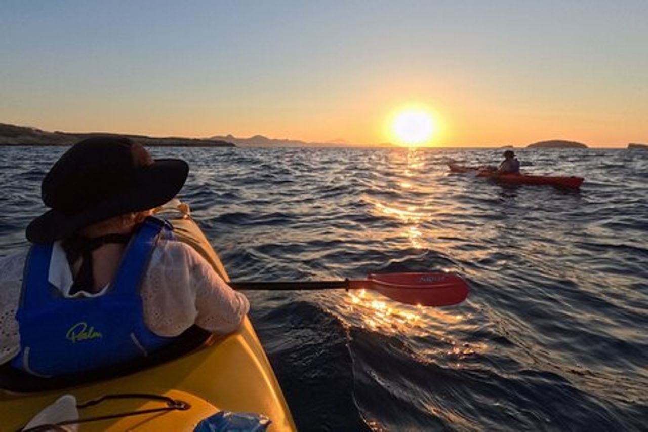 Tour romantico in kayak al tramonto nella grotta Papafragas, Milos