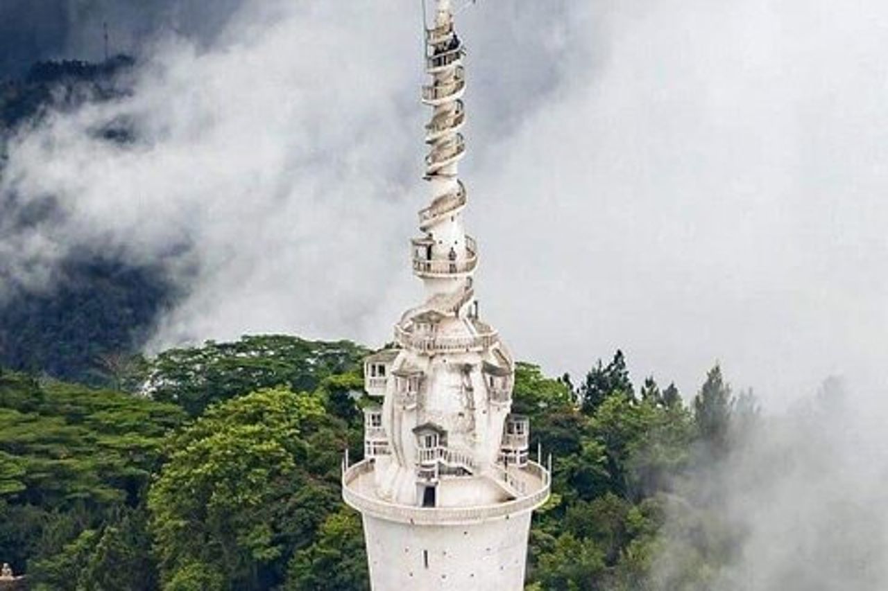 Tour della città di Kandy e famosa torre Ambuluwawa con autista amichevole