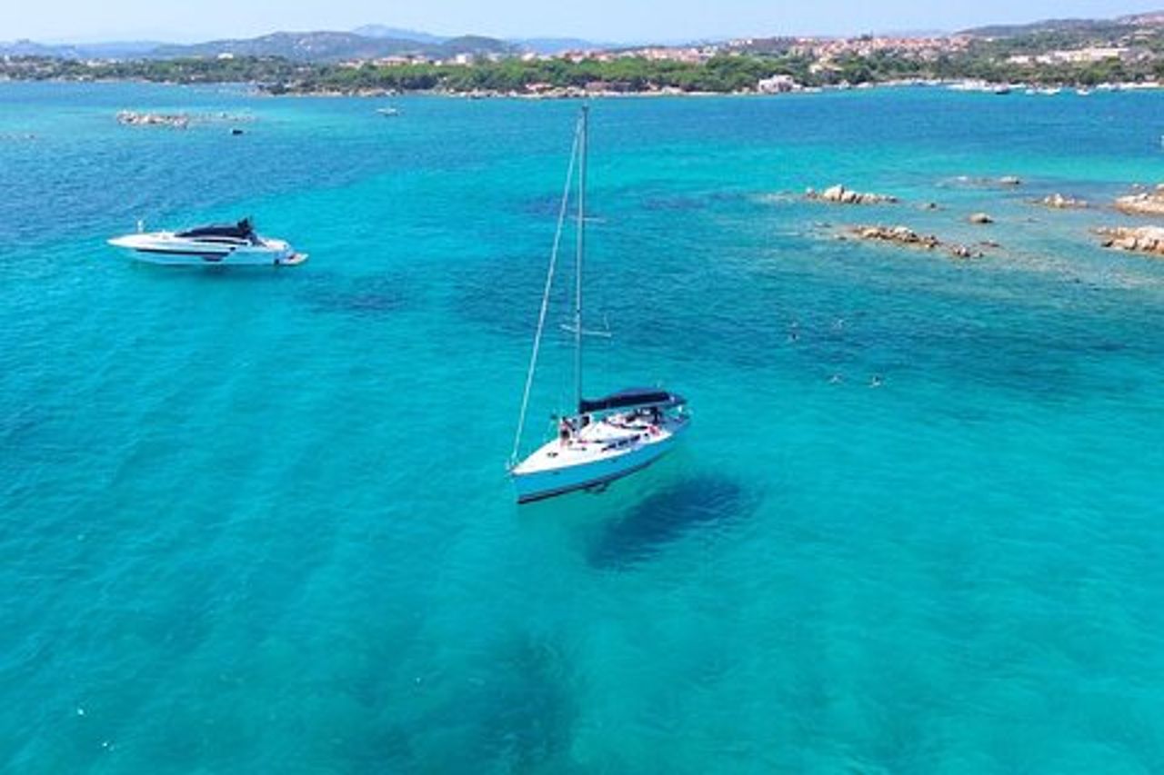 Da Cannigione: Tour in Barca a Vela nell'Arcipelago di La Maddalena