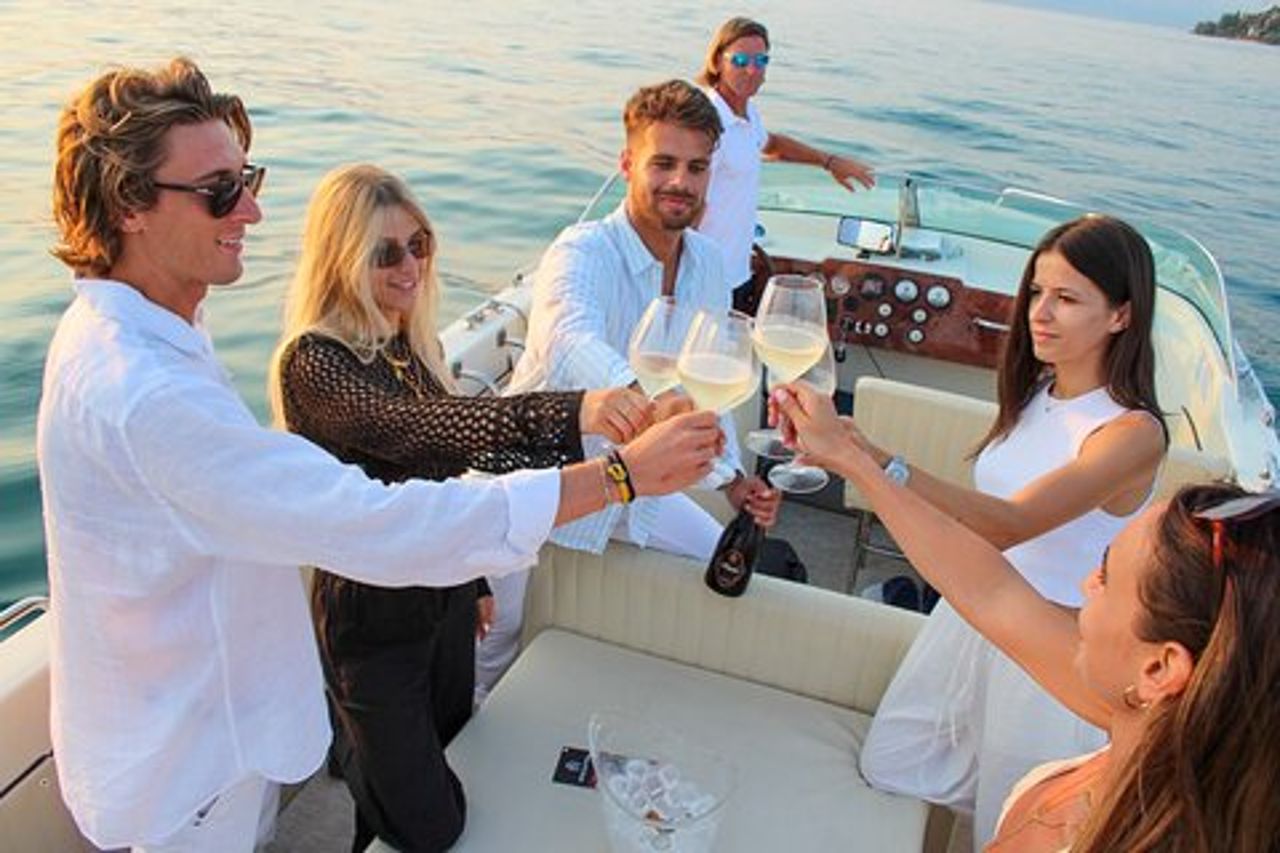 Crociera privata al tramonto con aperitivo al vino di Lazise