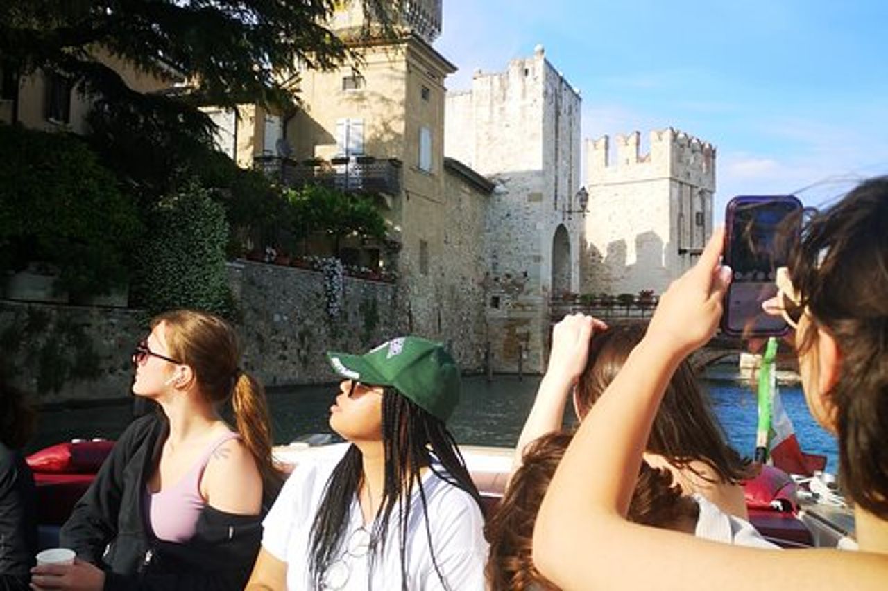 Sirmione lontano dalla folla Passeggiata guidata in barca e un drink