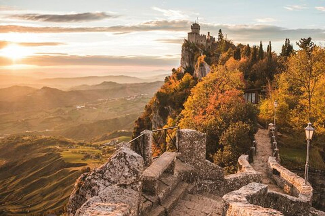 Tour a piedi di San Marino con audioguida e guida scritta