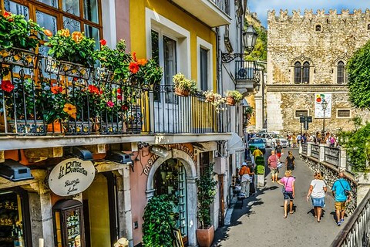 Taormina e l'Etna Tour di un'intera giornata dal porto di Giardini Naxos