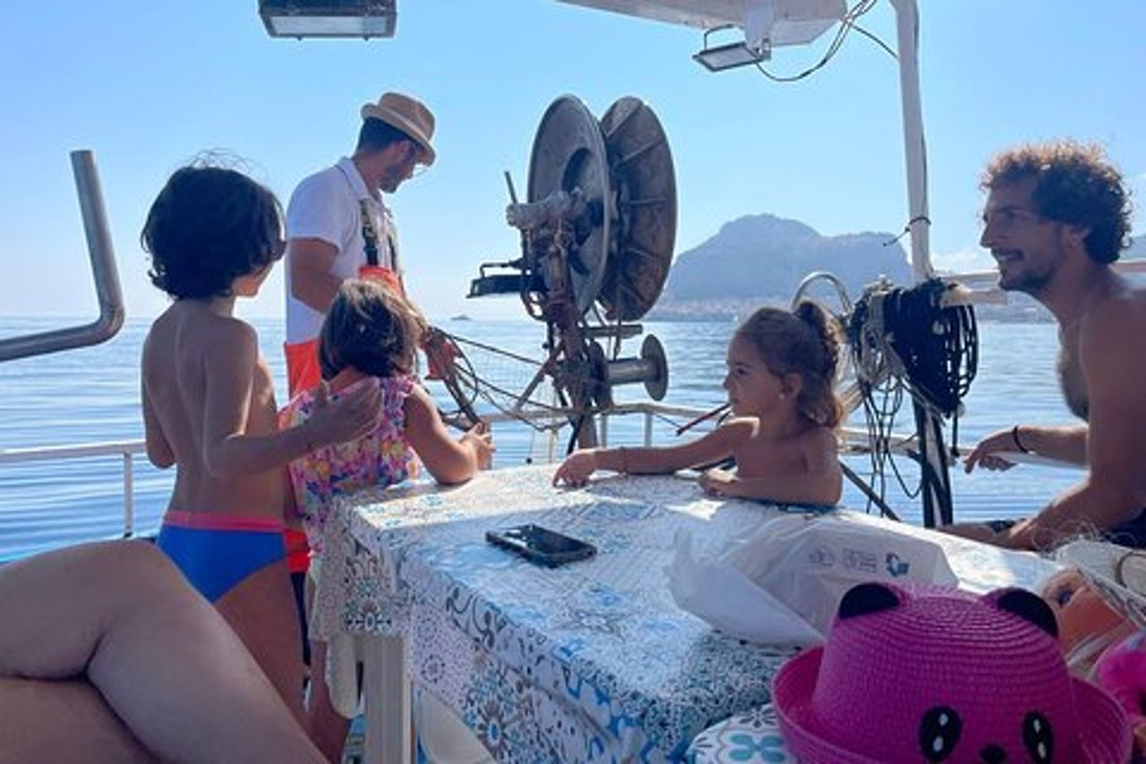 Cefalù: Gita in Barca con Pesca, Tour Costiero e Pranzo a Bordo