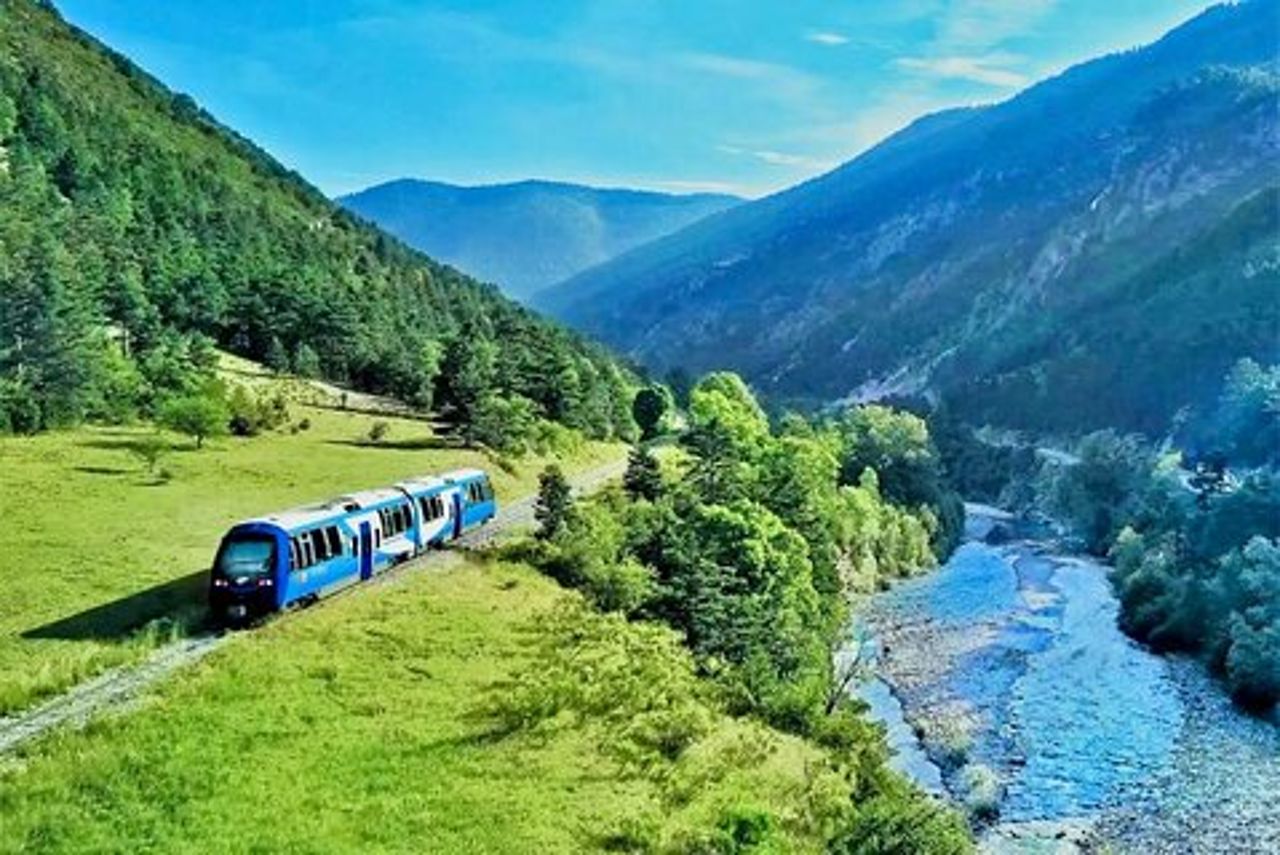Tour con il Mountain Train, trekking alla Mystic Forest e al castello