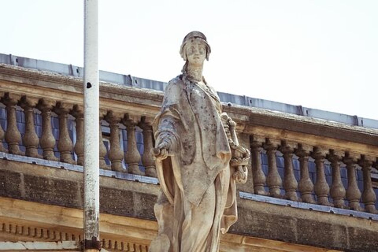 Tour privato della storia di Bordeaux con un bicchiere di vino bordolese.