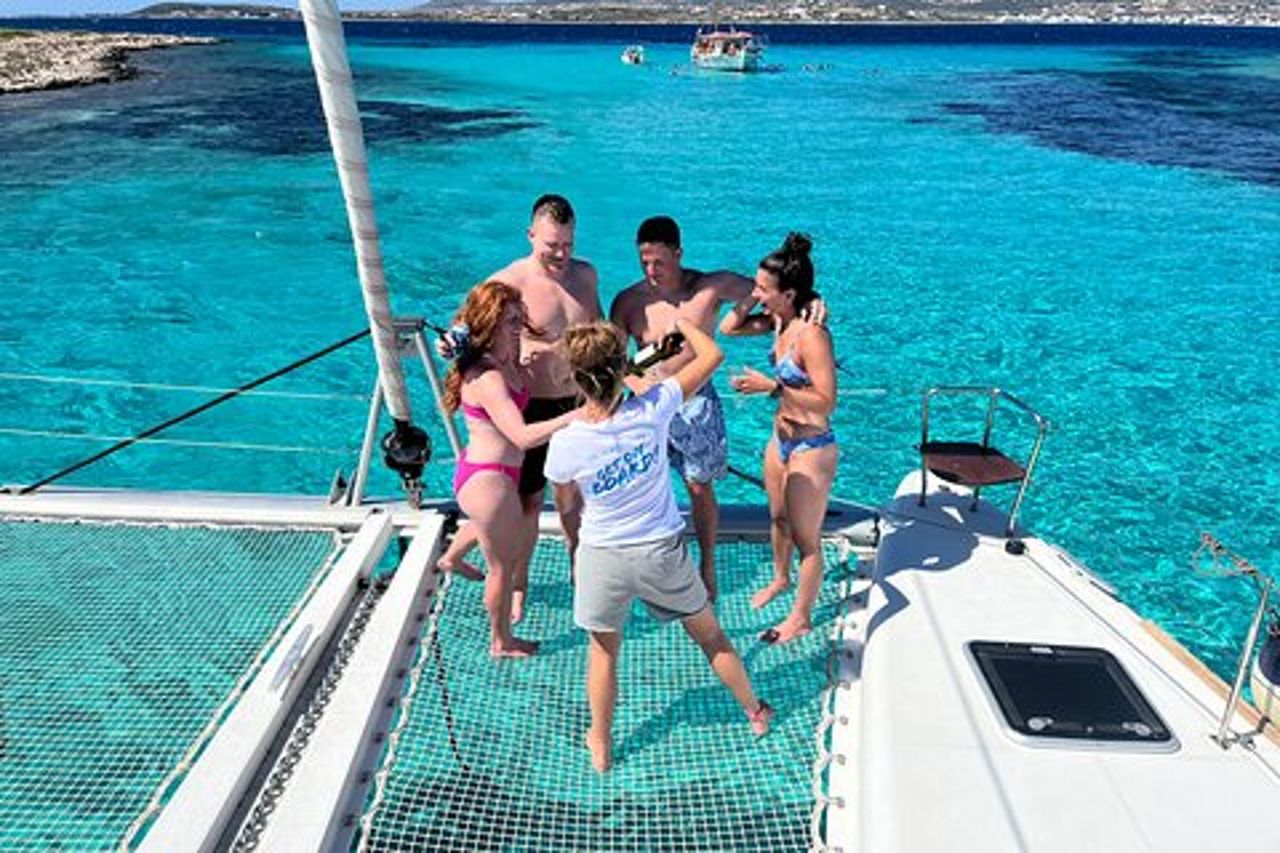 Crociera privata in catamarano di un'intera giornata da Paros con pranzo