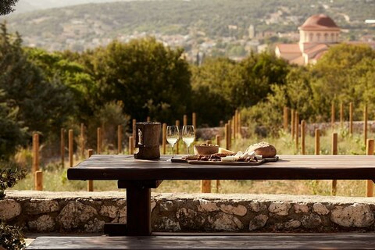 Icone private di Cefalonia: esplorazione delle grotte e delizie vinicole
