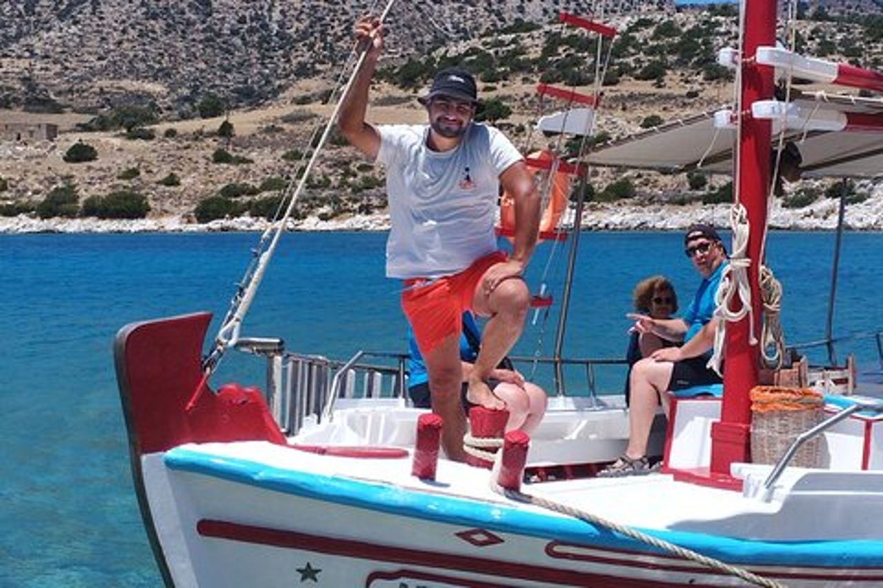 Naxos : gita privata in barca tradizionale alla grotta di Rina da Panermos