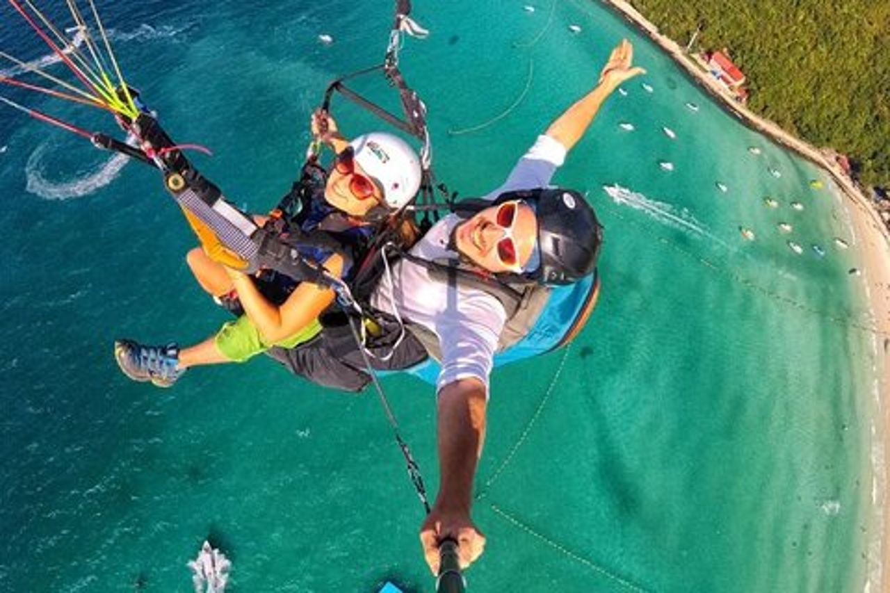 Parapendio tandem Skybound sopra il paesaggio di Koh Larn a Pattaya