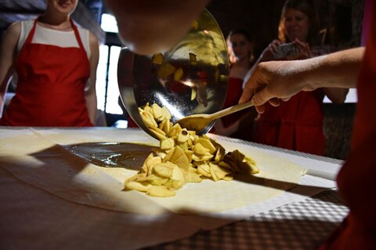 Apple Strudel & Prezel Cooking Class incl. Cena e musica