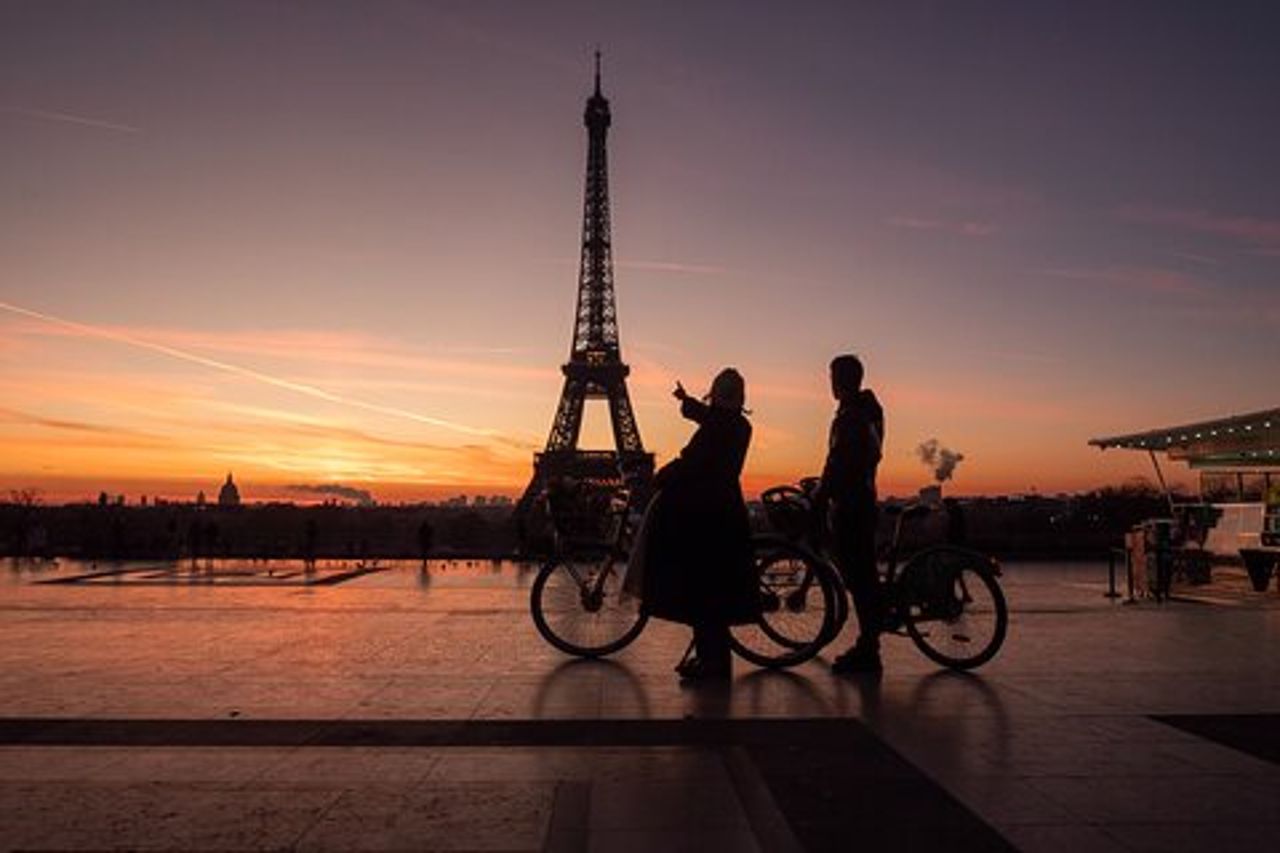 Tour in bicicletta all'alba: Parigi davanti alla folla