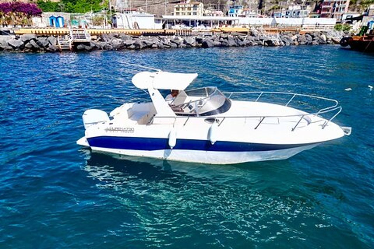 Capri Positano e Amalfi Ischia Tour in Barca Privata da Sorrento