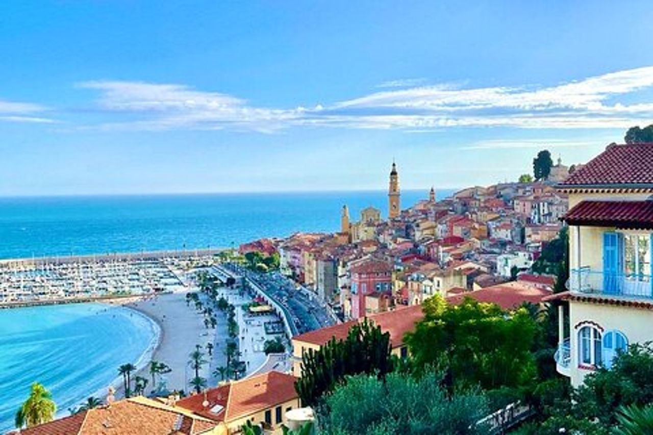 Tour a piedi nel centro storico di Mentone, Francia