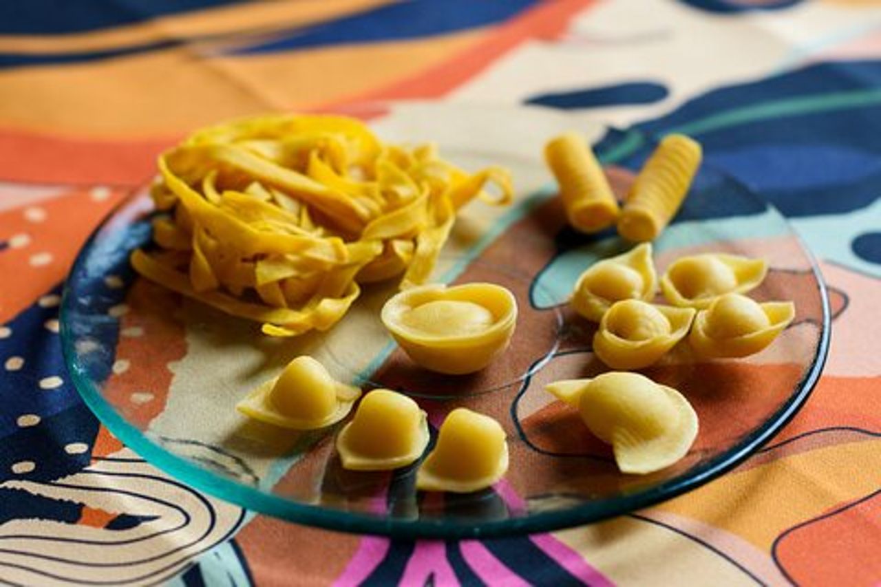 Home Cooking : Preparare la pasta con colori naturali in un piccolo gruppo
