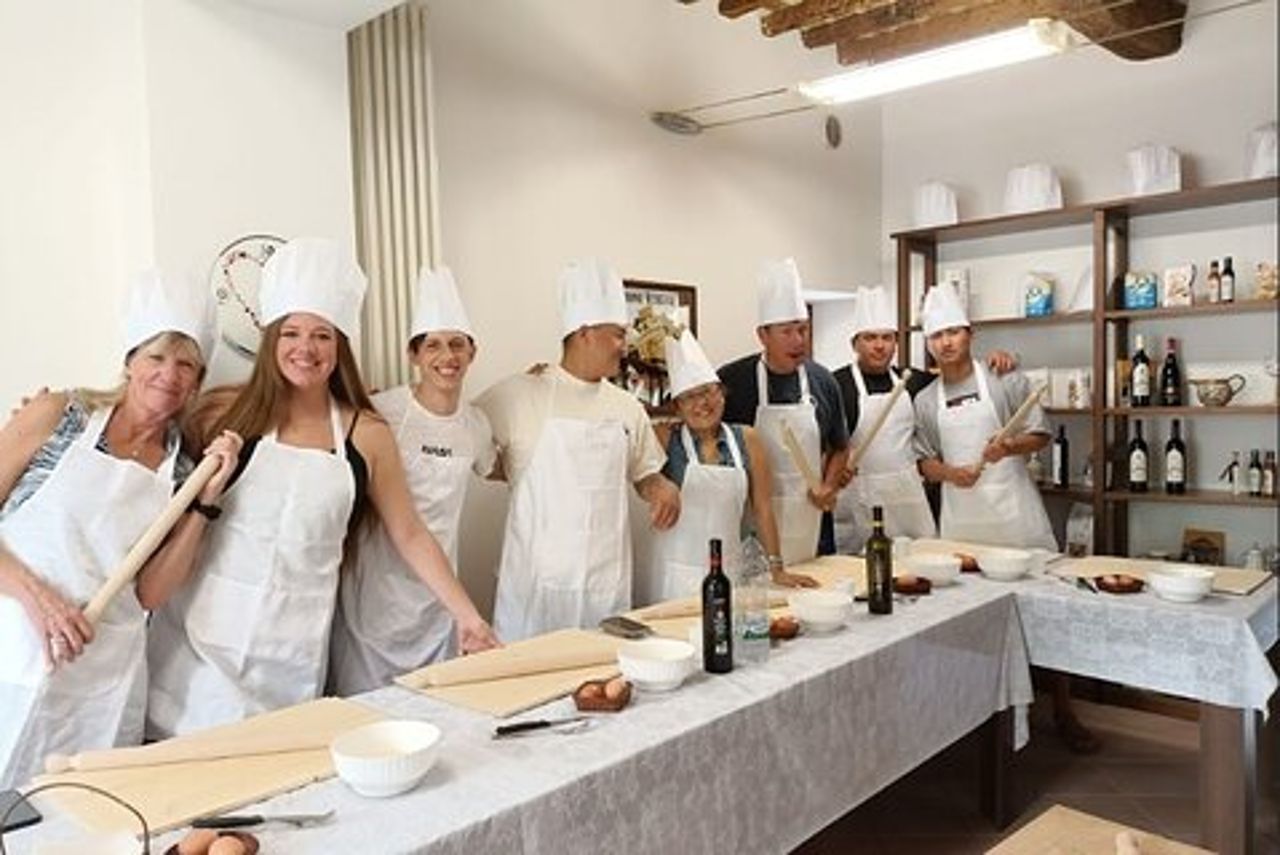 Lezione di sughi tradizionali nella scuola di cucina casalinga di Assisi