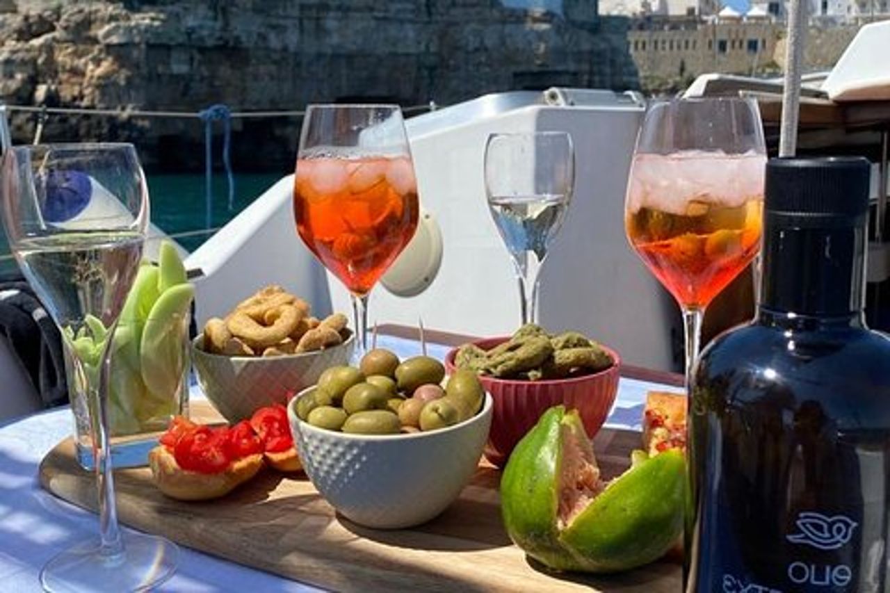 Tour di gruppo in barca a vela a Polignano a Mare