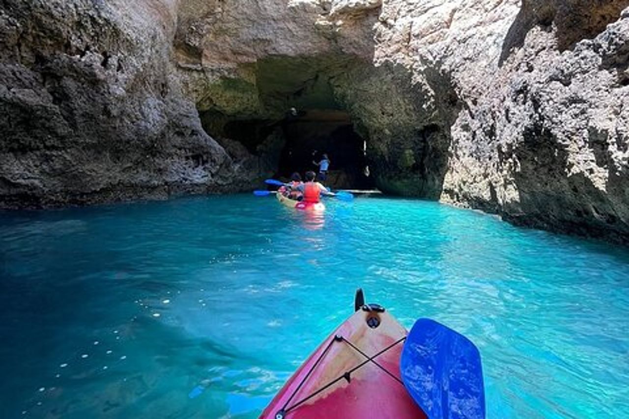 Benagil : grotte, spiagge e luoghi segreti Tour guidato in kayak