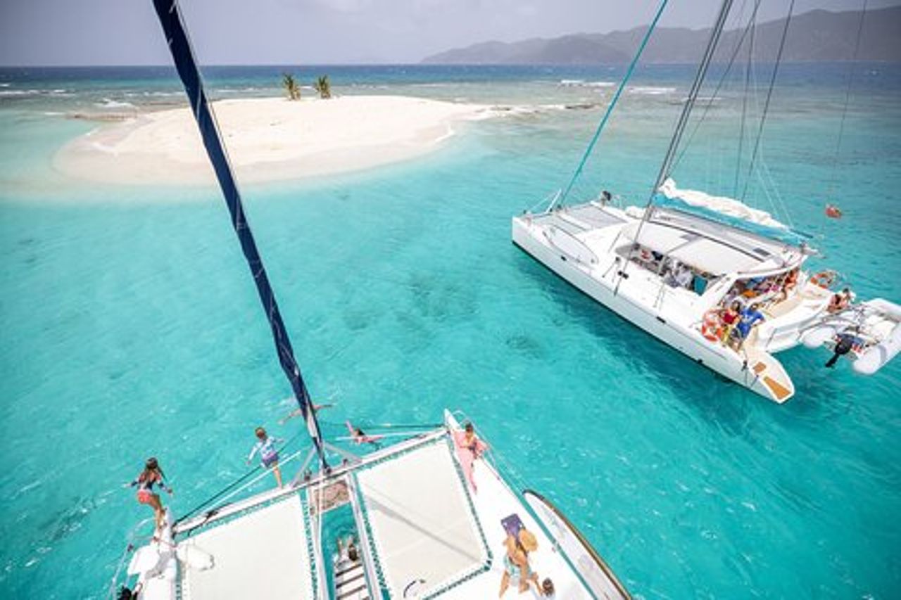 Jost Van Dyke - Sandy Spit & Soggy Dollar Tour in barca a vela nel BVI