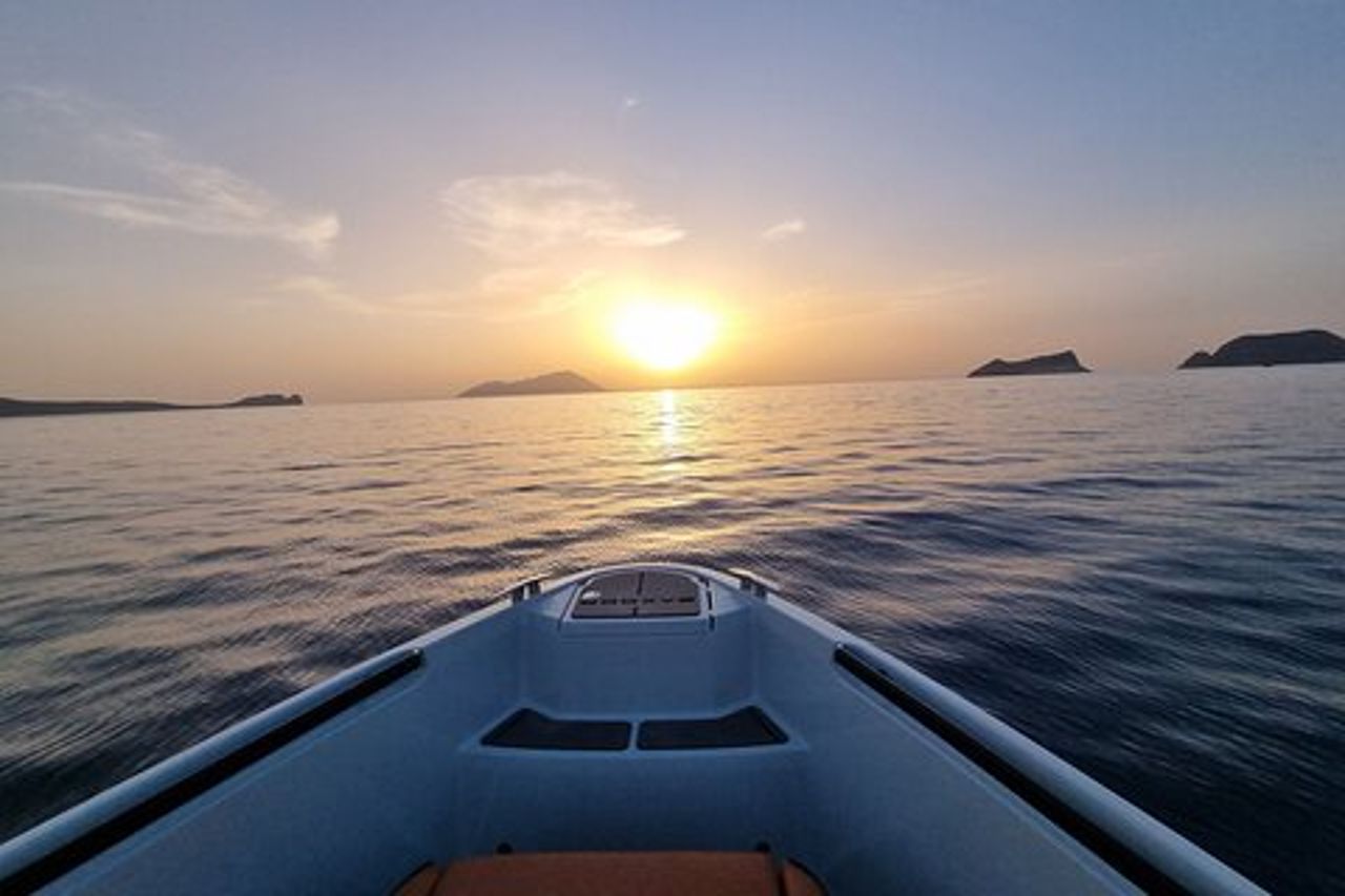 Crociera privata al tramonto a Klima con snack e bevande
