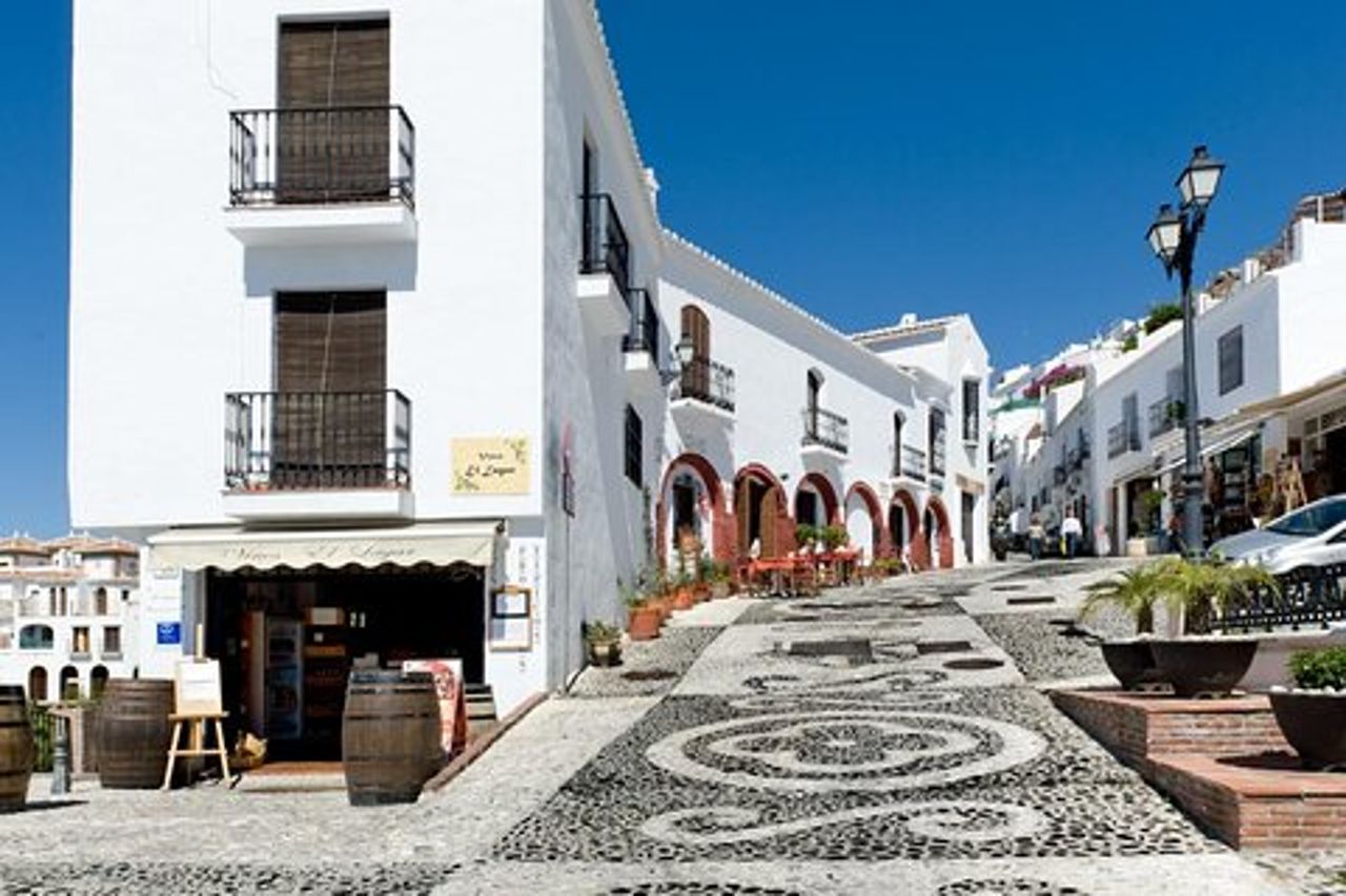 Escursione privata di un'intera giornata a Nerja e Frigiliana da Malaga