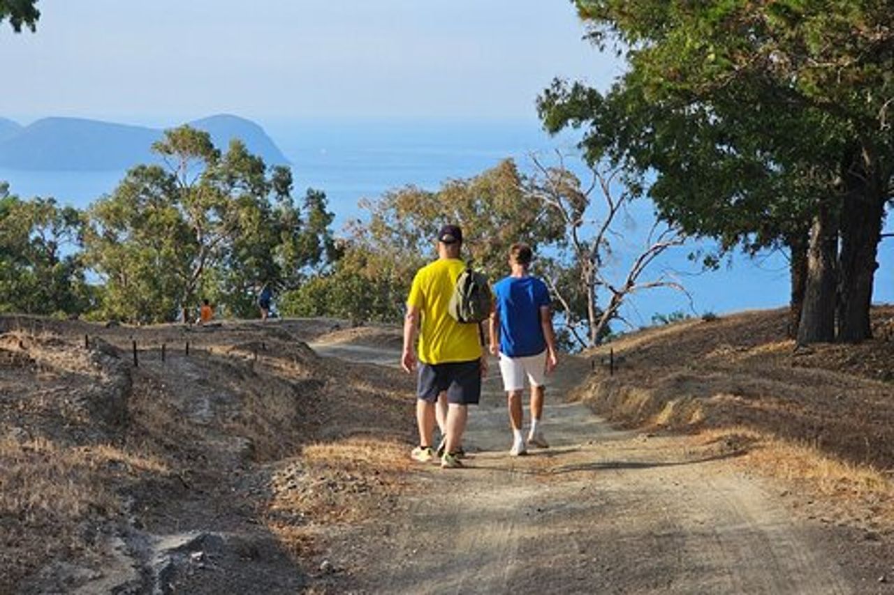 Isola di Vulcano Trekking tra Boschi, Grotte e Paesaggi Vulcanici