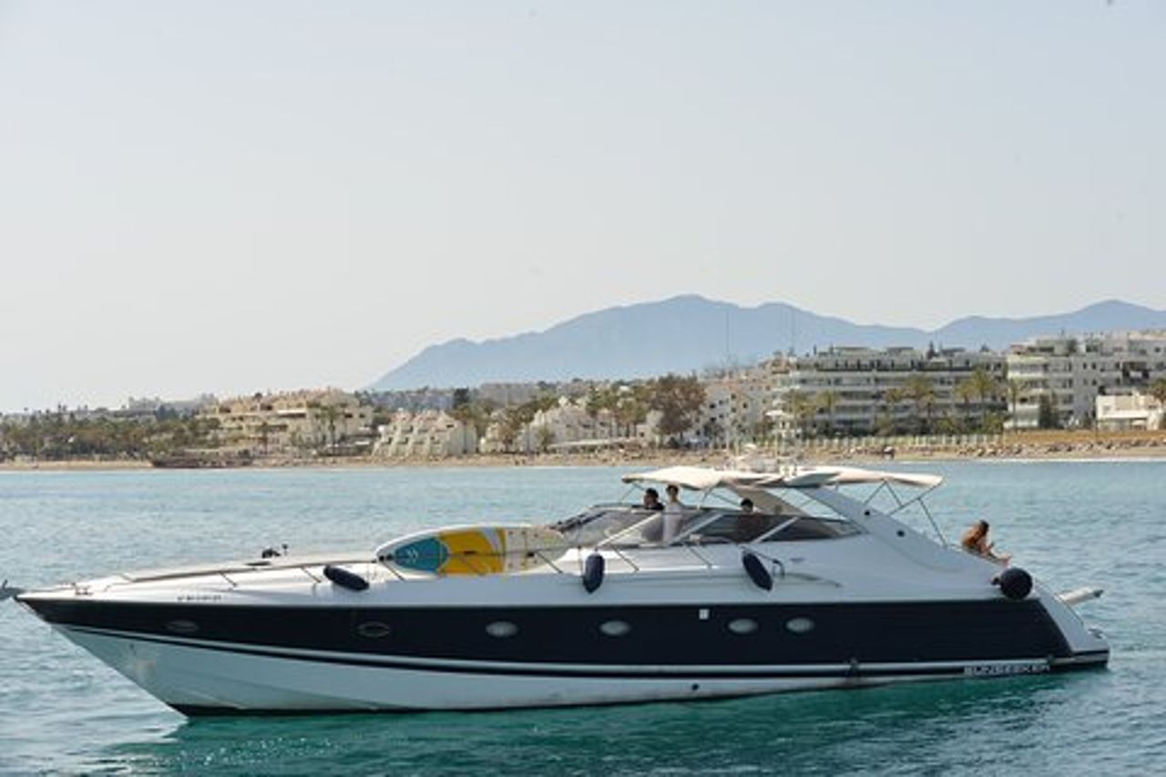Esperienza in yacht privato con jetski e sport acquatici inclusi