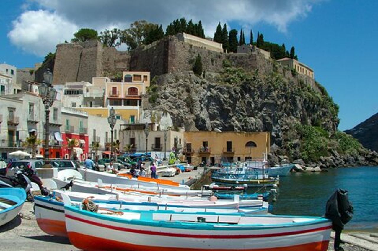 Tour in auto del piccolo paradiso dal porto di Lipari