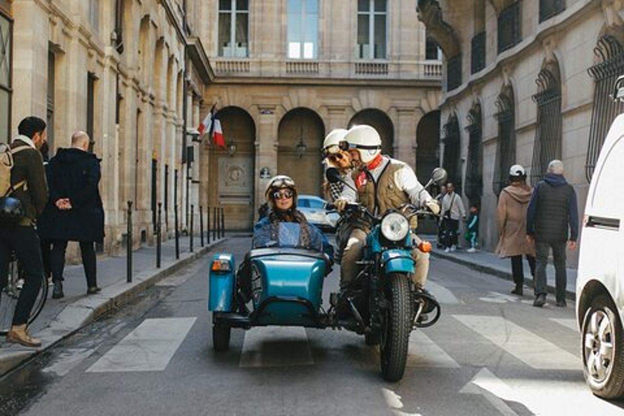 Tour guidato privato flessibile di Parigi su un sidecar vintage