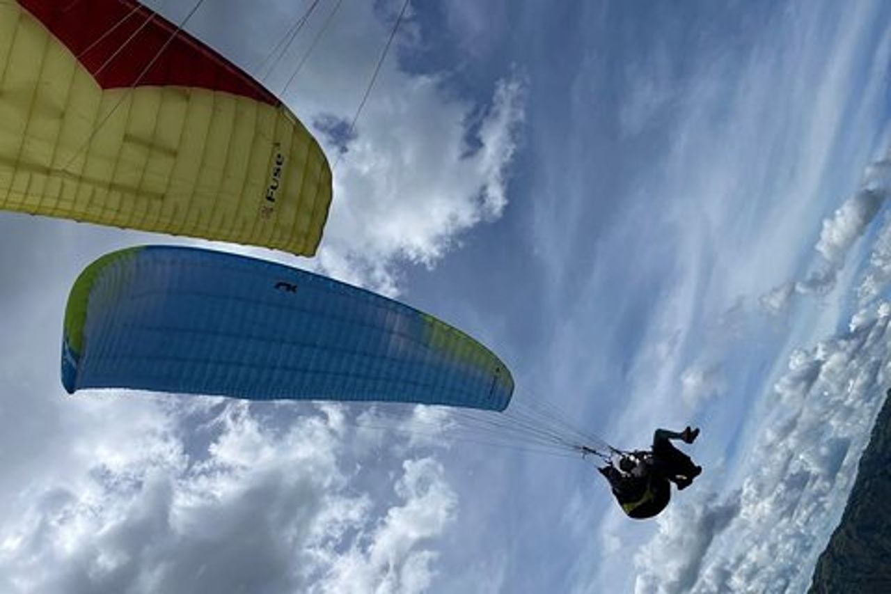 Parapendio con esperti vicino a Medellín
