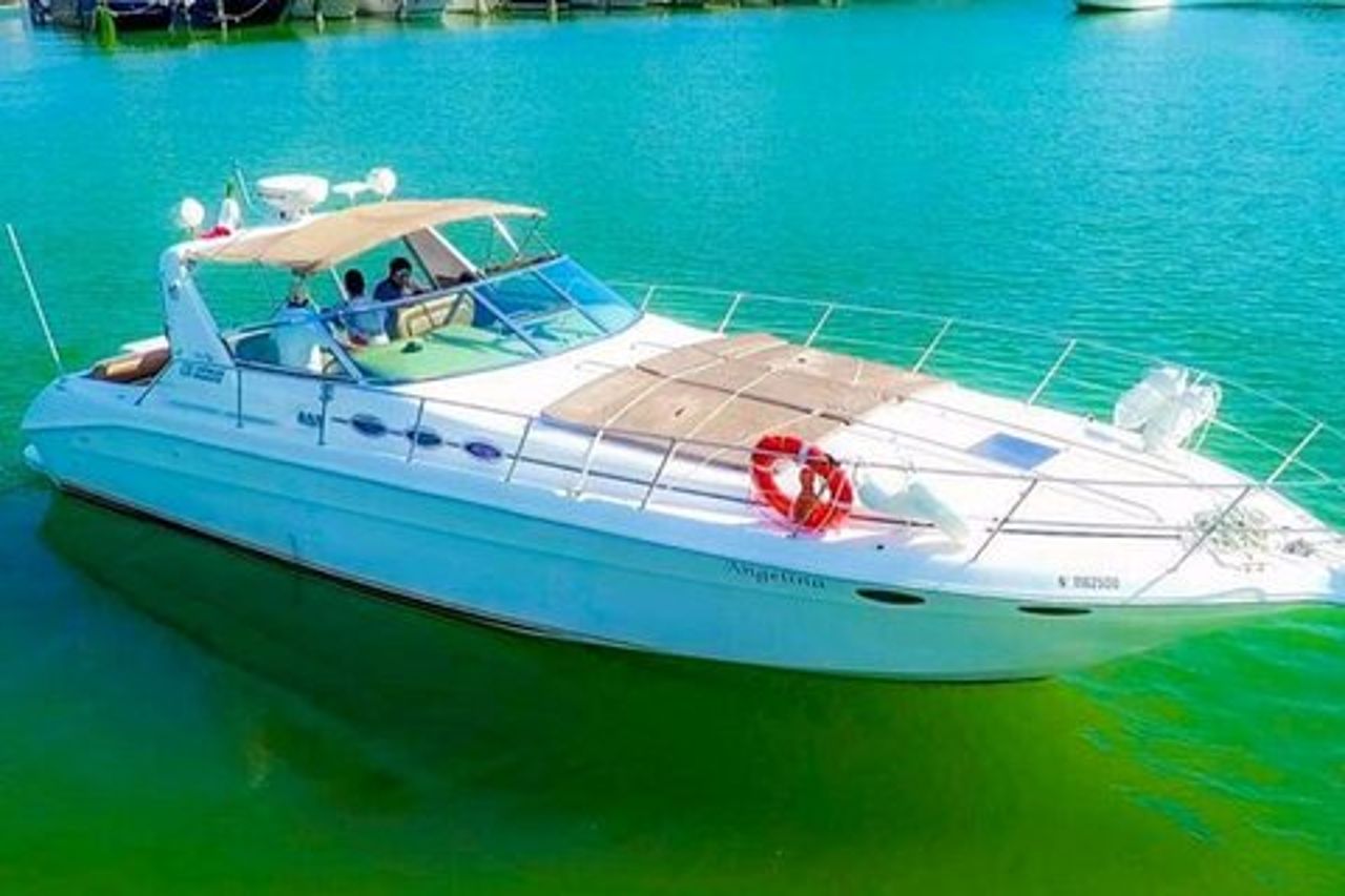 Noleggio di yacht privati di lusso nelle acque turchesi dei Caraibi.