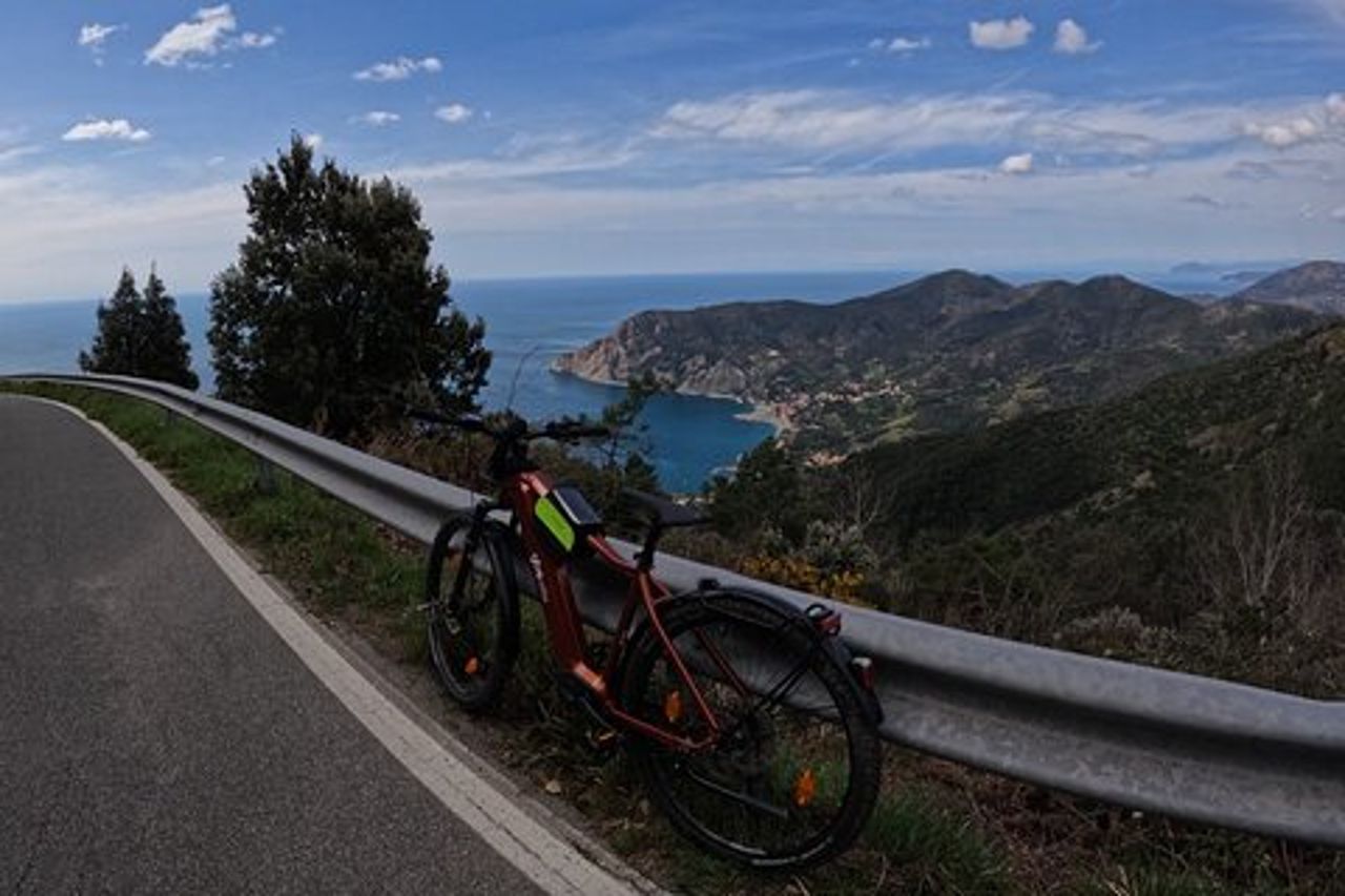 Tour in E-Bike alle Cinque Terre con Aperitivo in Agriturismo