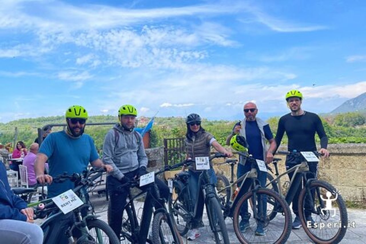 Da Caserta: Tour in E-Bike e Visita a Casertavecchia