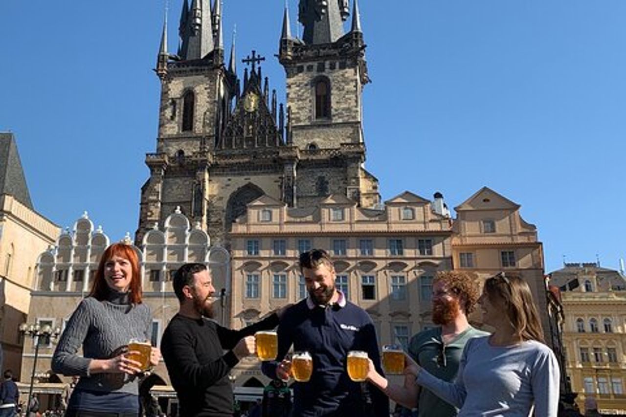 Tour storico del pub di Praga con bevande incluse