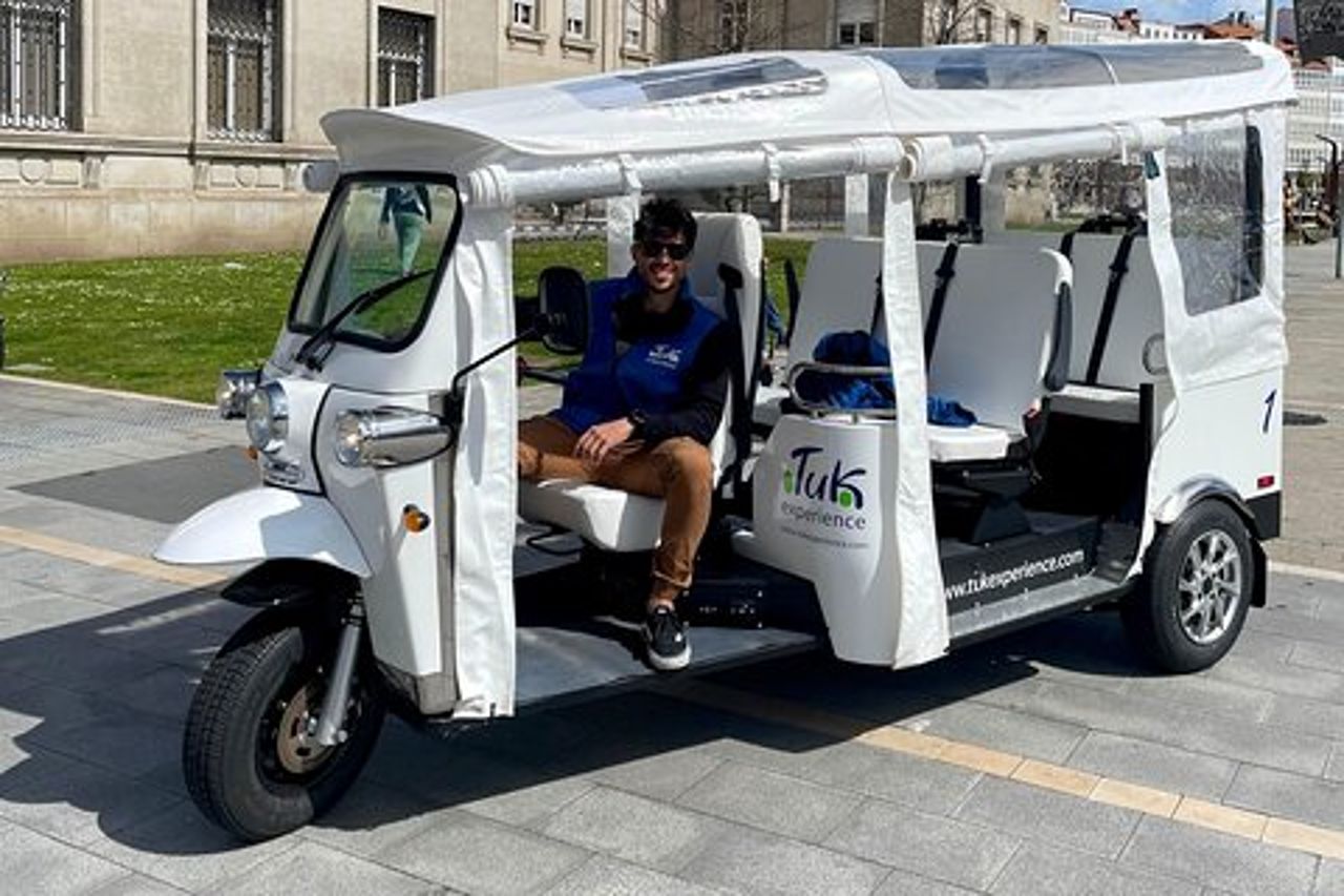 Scopri La Coruña: tour privato di 1 ora in tuk tuk
