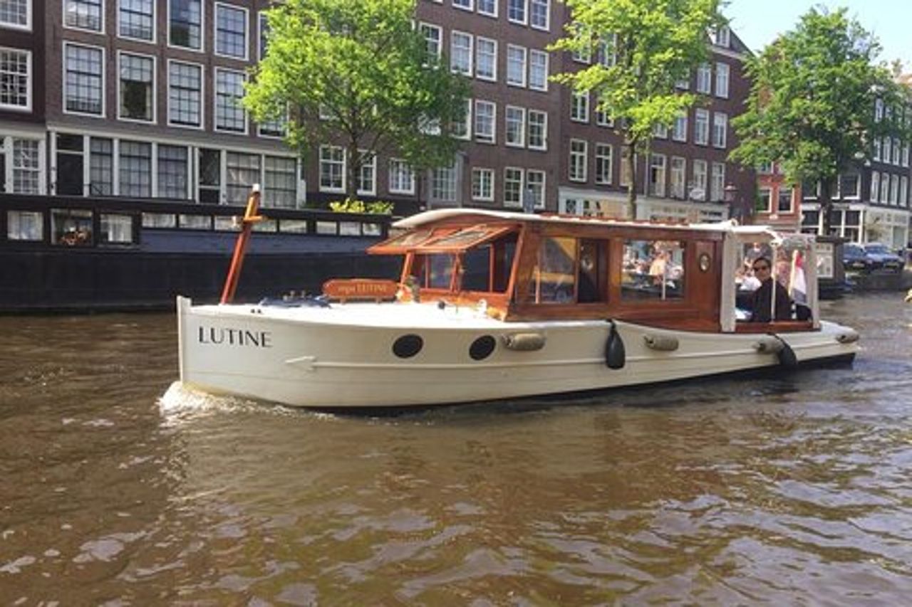 Crociera sul canale privato di Amsterdam in Saloon Boat