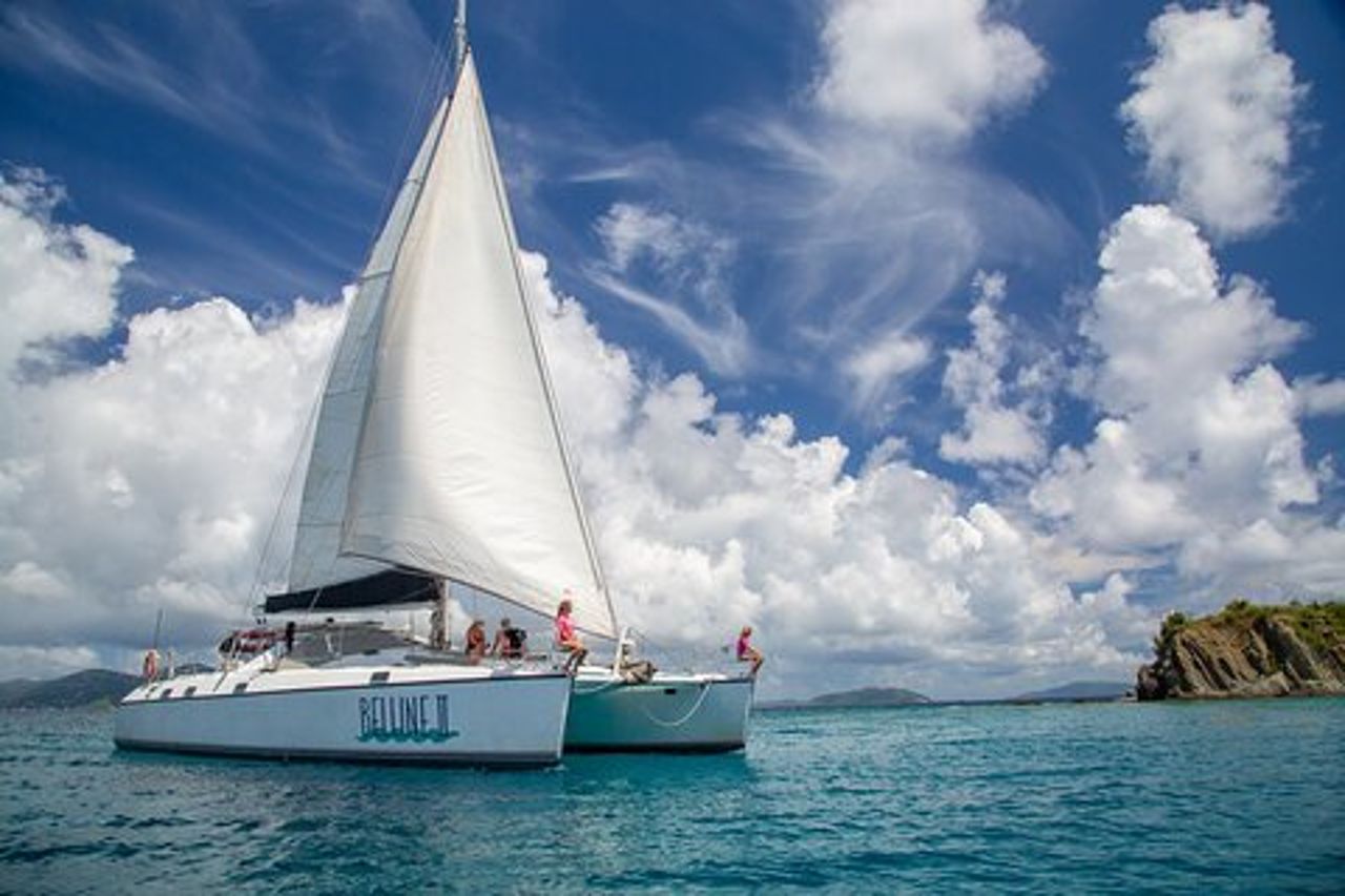 Vela e snorkeling a Norman Island e grotte