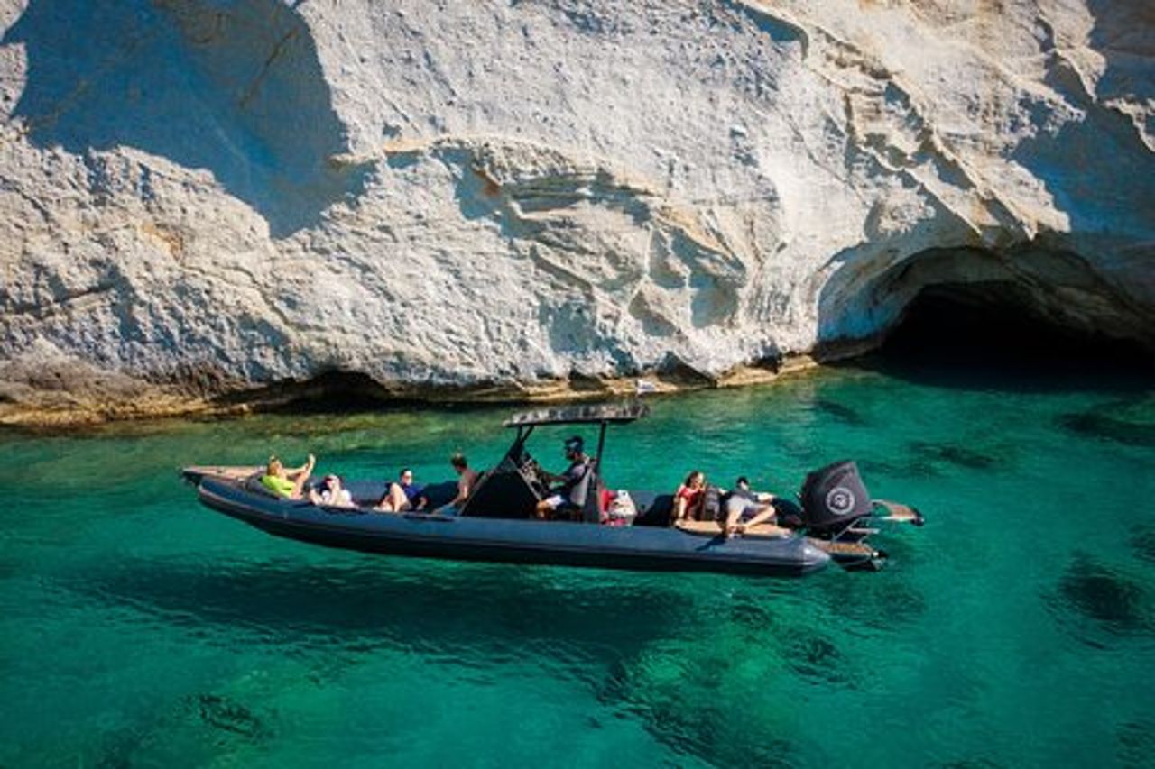 Tour privato di un'intera giornata in barca Sifnos via mare