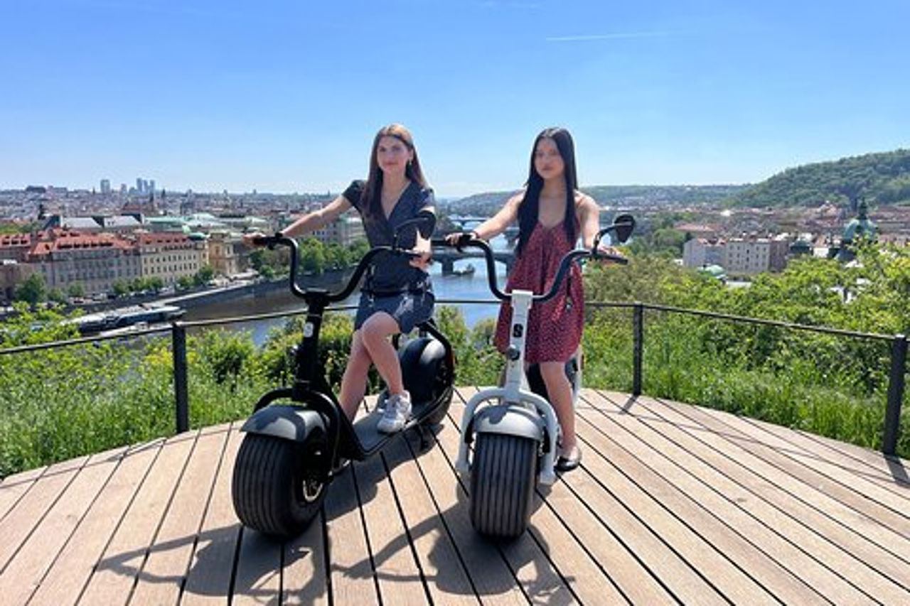 Praga Fat Tire o tour regolare della città in scooter