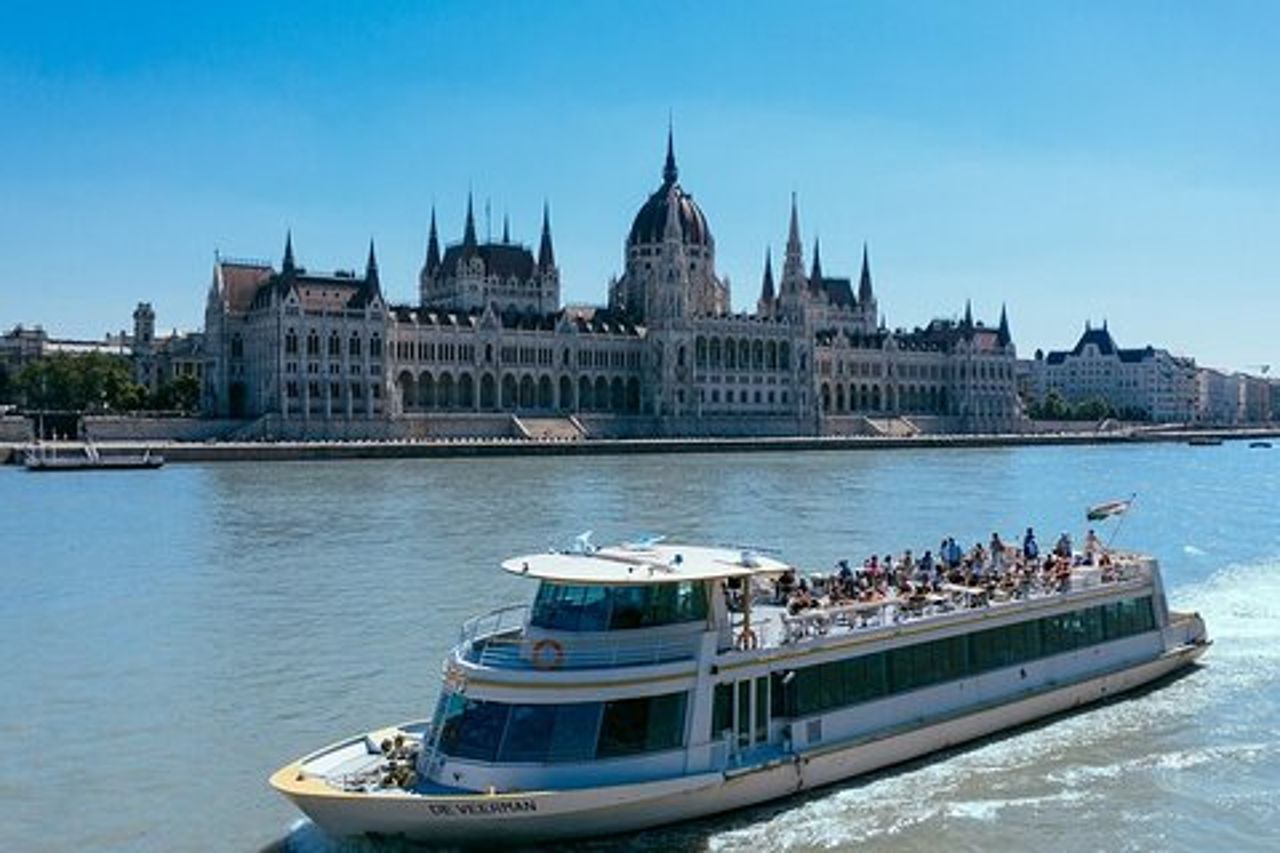Biglietto crociera sul fiume e tour a piedi a Budapest