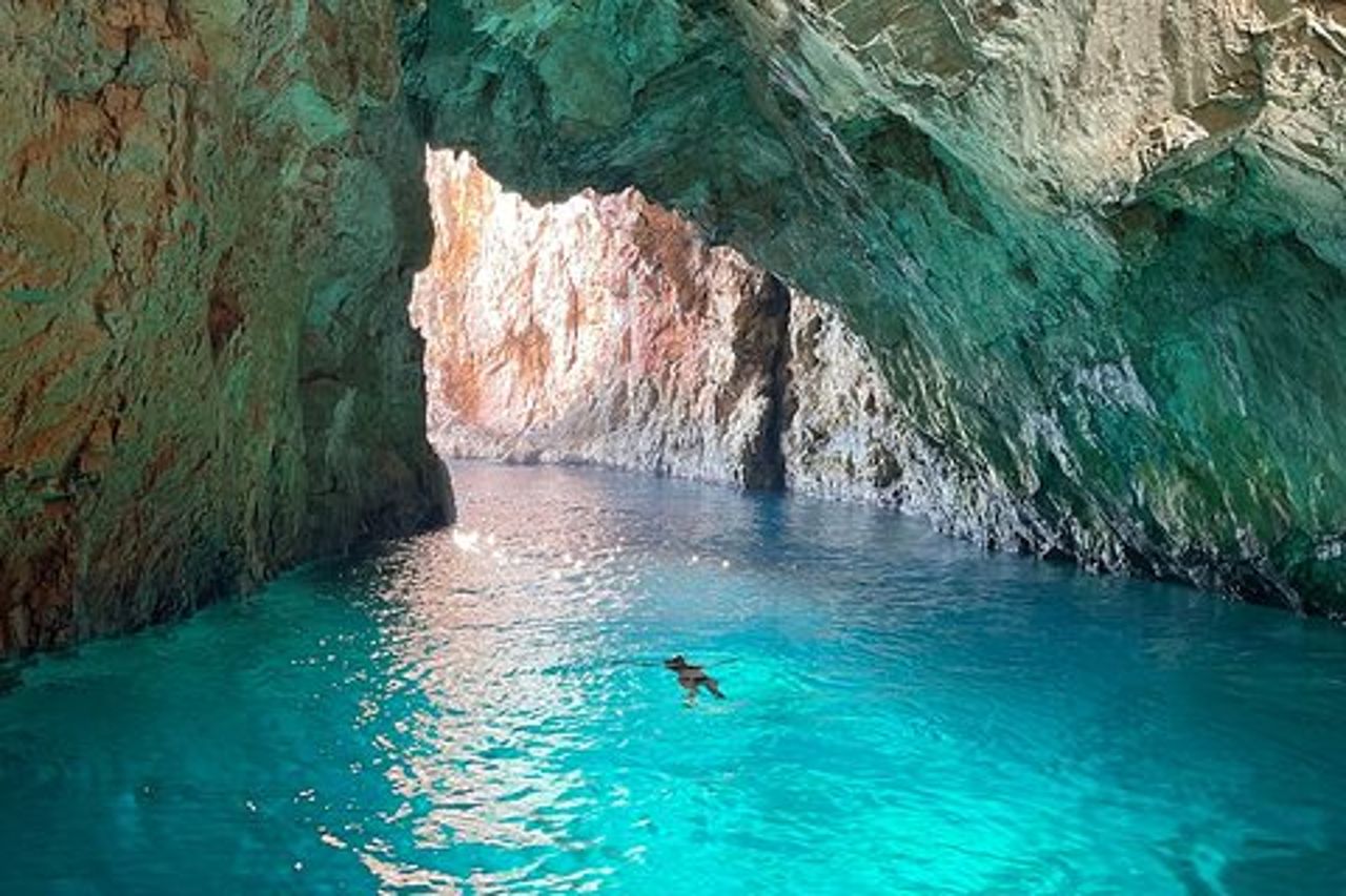 Tour di Zante di prima mattina per piccoli gruppi Naufragio e grotte blu