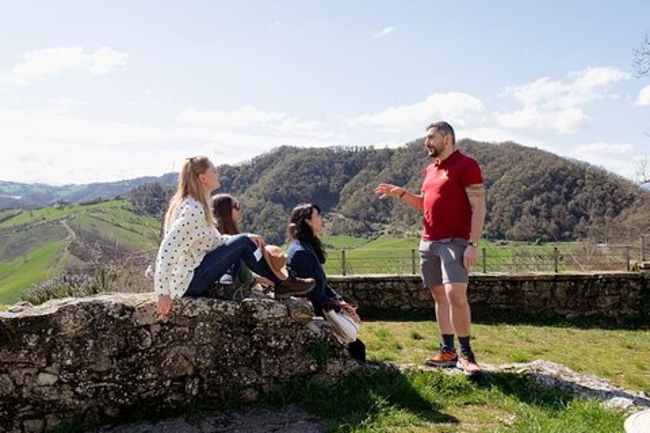 Tour dell'Appennino per piccoli gruppi, fattoria e all'aperto con castello