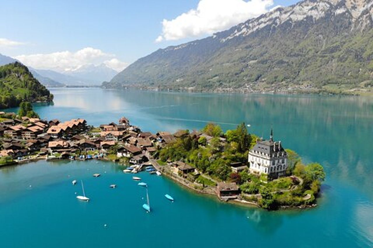 Da Basilea: Tour privato di Interlaken, crociera sul lago, cascate di Giessbach