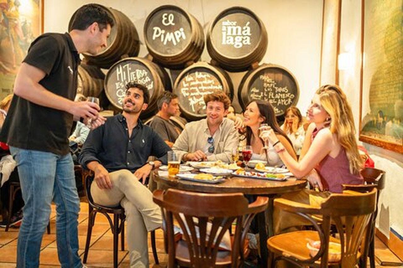 Tour gastronomico privato di Malaga: tapas, vino e tetti