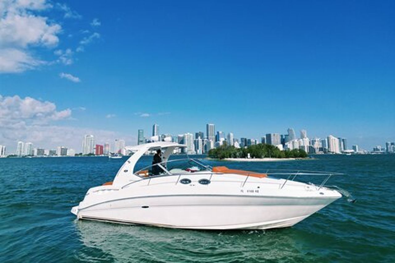 Yacht privato con capitano: viste sullo skyline e crociera dell'ora d'oro