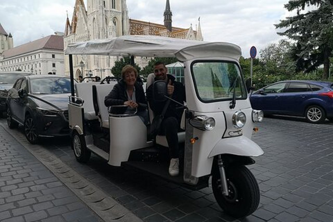 Giro turistico privato con Electric Tuk Tuk Ride a Budapest