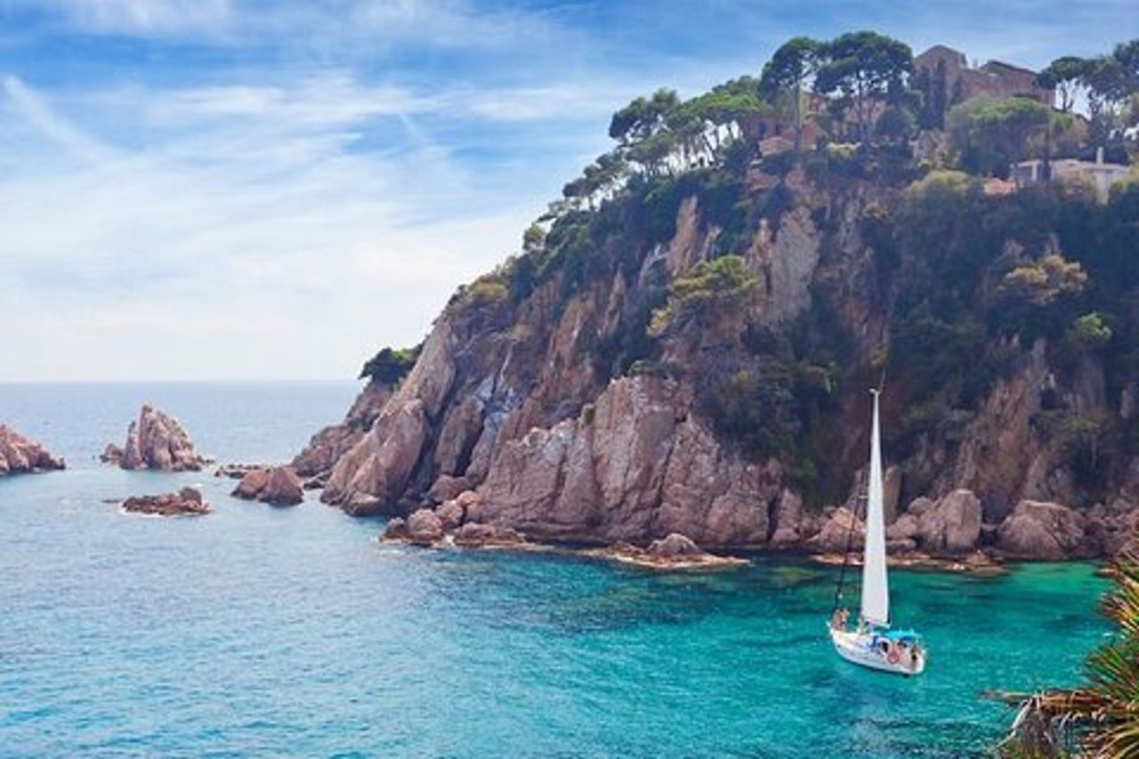 Tour privato della Costa Brava: vela e snorkeling all inclusive